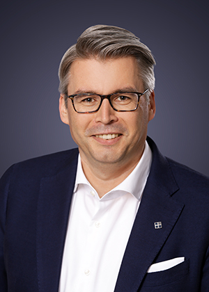 Leiter-Grosskundenabteilung-Tom-Loka-300x420